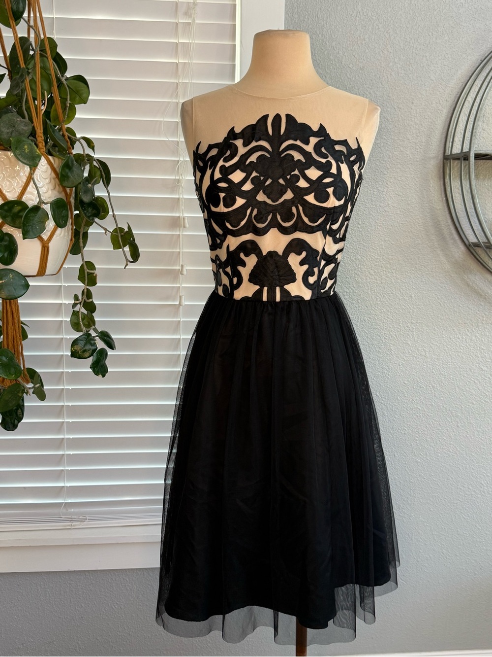 Jackie Jon Illusion Neckline Lace Appliqué Tulle Cocktail Dress Size 4